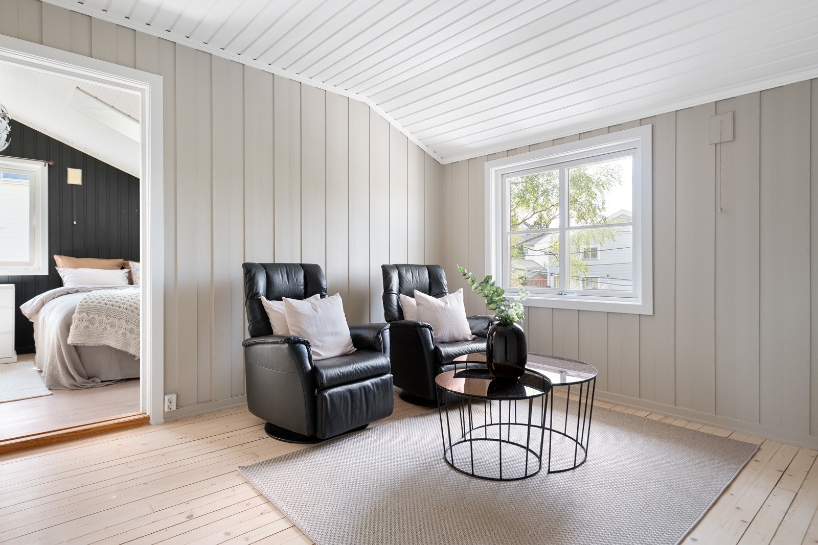 Stuen i 2. etasje er delikat med god plass til en sofa, TV med tilhørende møblement og oppbevaringsmuligheter. Galleribilde