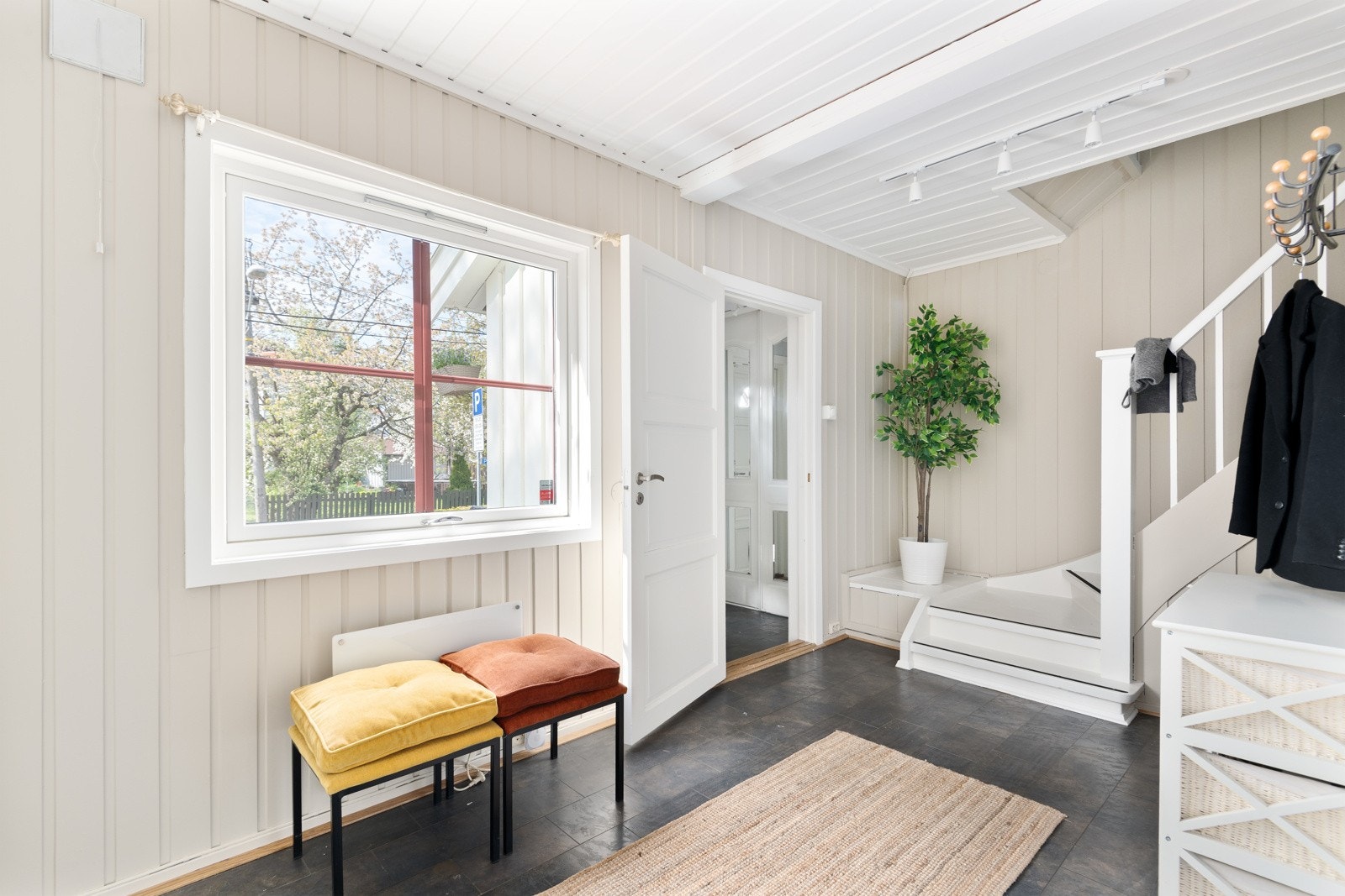 Romslig og innbydende hall med god plass til å henge fra seg yttertøy. Galleribilde