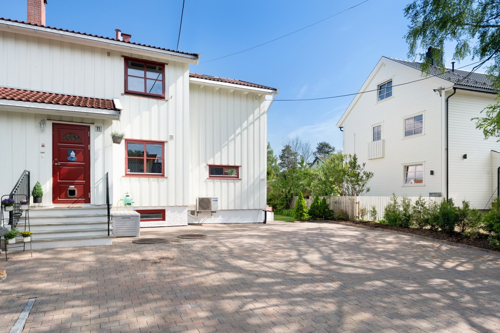 Eiendommen ligger i en rolig gate på Teisen, i et veletablert villaområde. Galleribilde