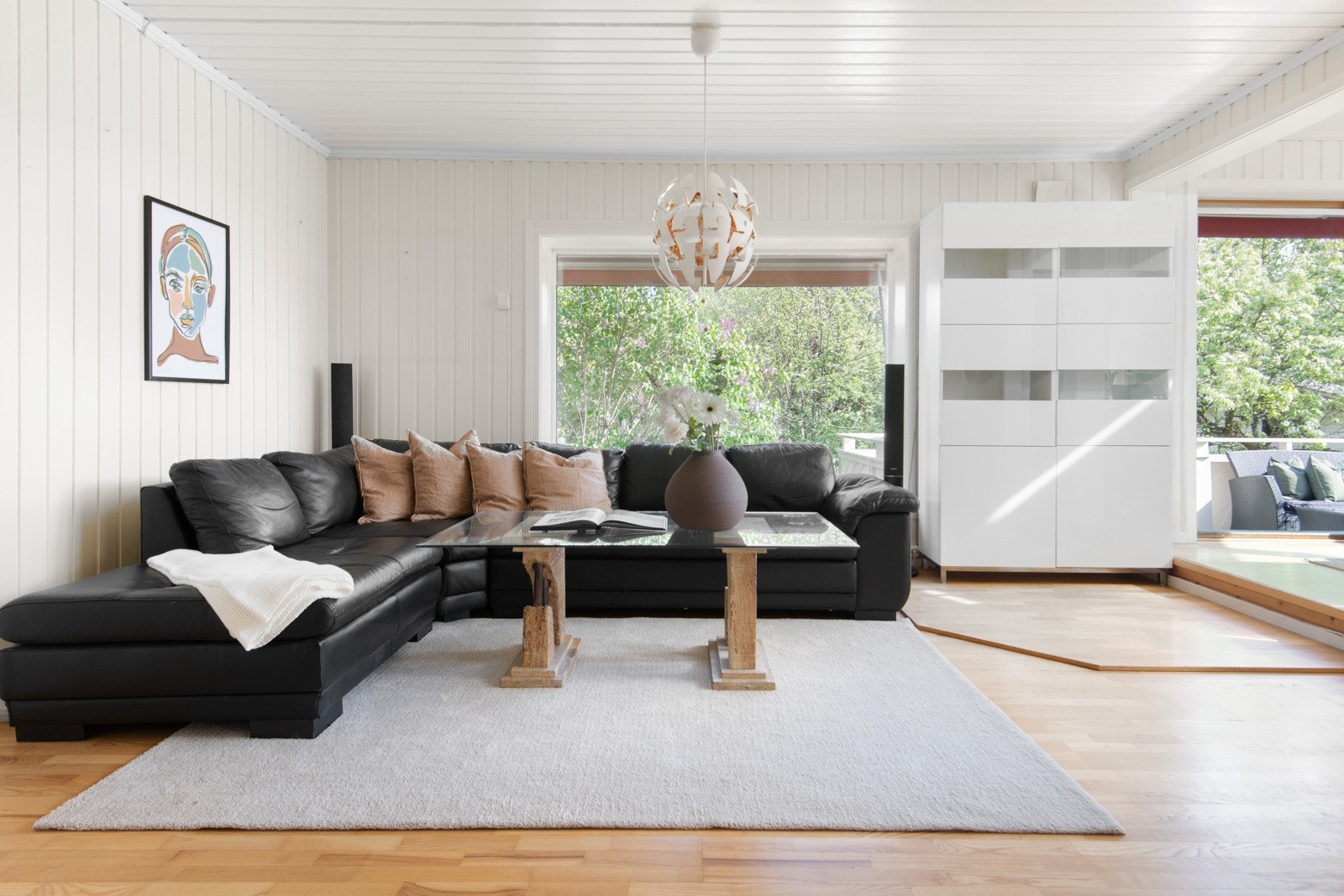 Det er god plass til en sofagruppe, TV med tilhørende møblement og ulike oppbevaringsløsninger. Galleribilde
