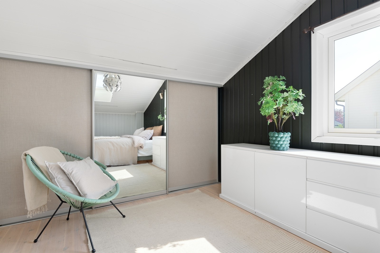 Det andre soverommet har god plass til seng, nattbord og en stor skyvedørsgarderobe. Galleribilde