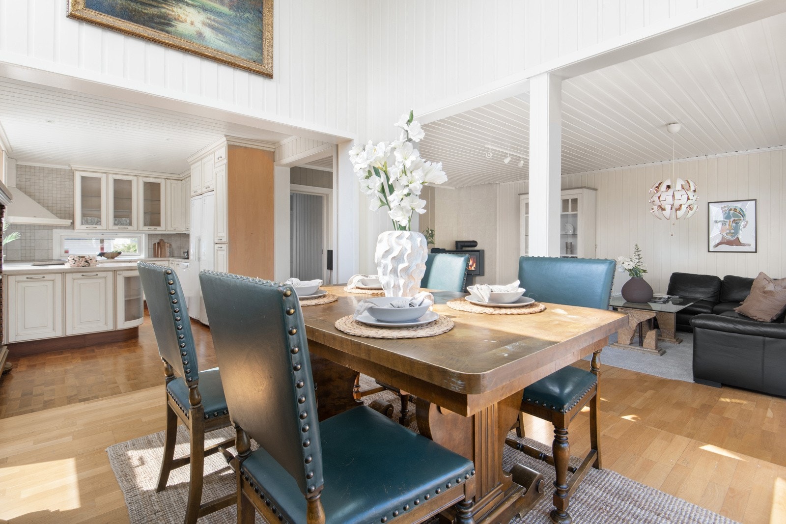 Stuen tilknyttes egen spisestue med god plass til et stort spisebord. Galleribilde