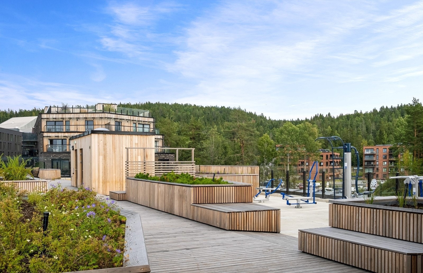 Med rikelig med plass til avslapning, sosiale sammenkomster og kanskje til og med utendørs aktiviteter, gir denne takterrassen et luksuriøst preg til sameiet. Galleribilde