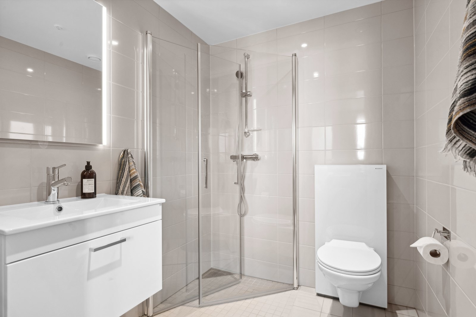 Baderom 2, tilgjengelig fra hovedsoverommet, gir deg en følelse av komfort og eleganse, som å være på et hotell. Med behagelig downlights og vannbåren gulvvarme. Galleribilde