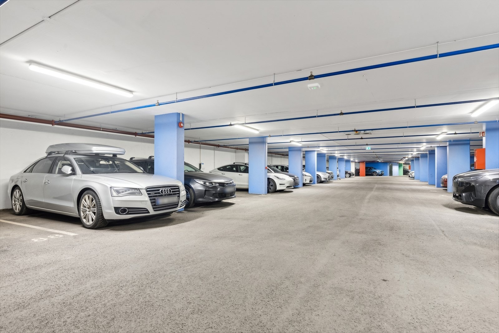 I tillegg inkluderer boligen én garasjeplass i et felles garasjeanlegg i kjelleren. Her er det også muligheter for å installere en lader for elbil. Galleribilde