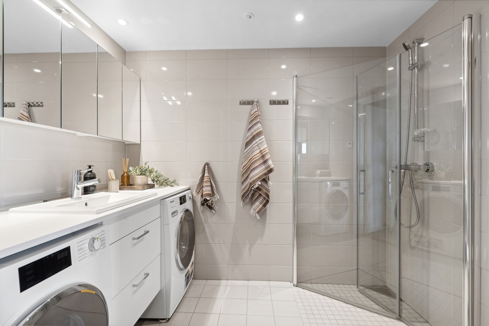 Leiligheten har to baderom av ypperste kvalitet. Hovedbaderommet er en oase av eleganse, med flislagte overflater som skinner i lyset av delikate downlights. Med vannbåren varme i gulvet kan du nyte varme og komfort på kalde dager. Galleribilde