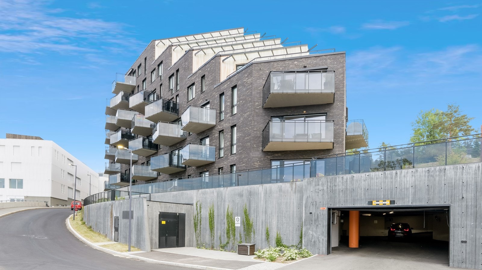 Leiligheten ligger i et nyere etablert og sentralt boligområde i Lørenskog Stasjonsby i Lørenskog kommune. Galleribilde