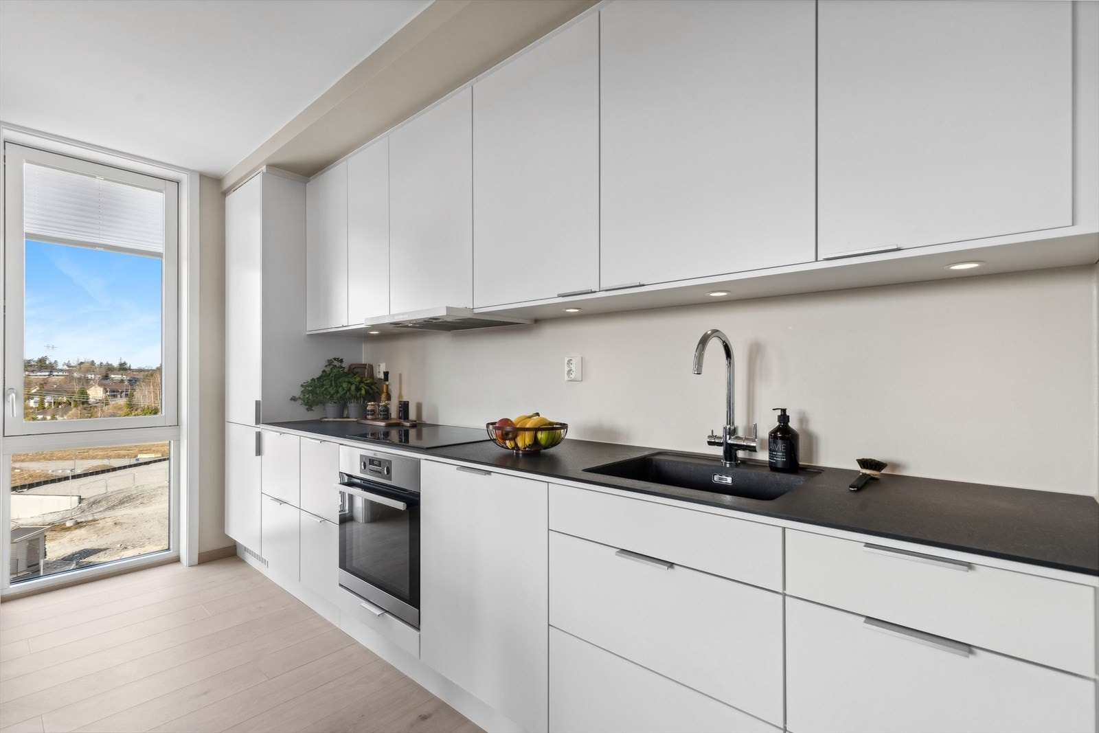 Oppvaskkummen, laget av kompositt, er utstyrt med et praktisk ett-greps blandebatteri, mens avløpsrørene er av solid plast. En ventilator over platetoppen sørger for effektiv lufting, og den er tilkoblet fellesanlegget for optimal ytelse. Galleribilde