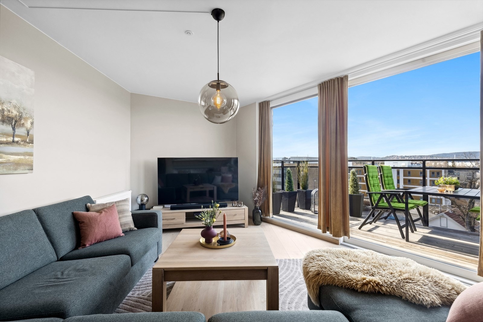 Rommet fylles med naturlig lys gjennom vindusflatene. Galleribilde