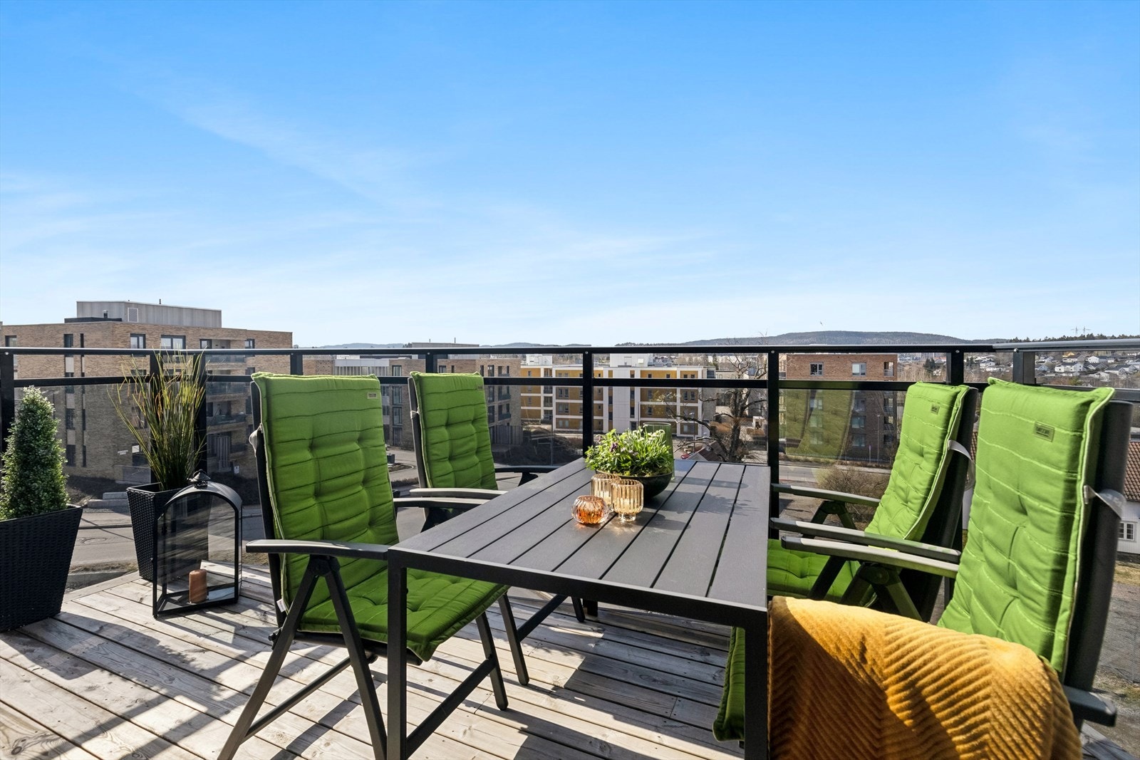 Her er det rikelig med plass til en komfortabel sittegruppe med tilhørende møbler, slik at du kan nyte lange sommerdager. Galleribilde