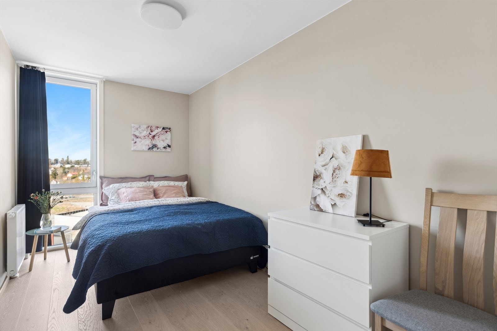 Soverom 2 er innredet med dobbeltseng med tilhørende nattbord. Galleribilde