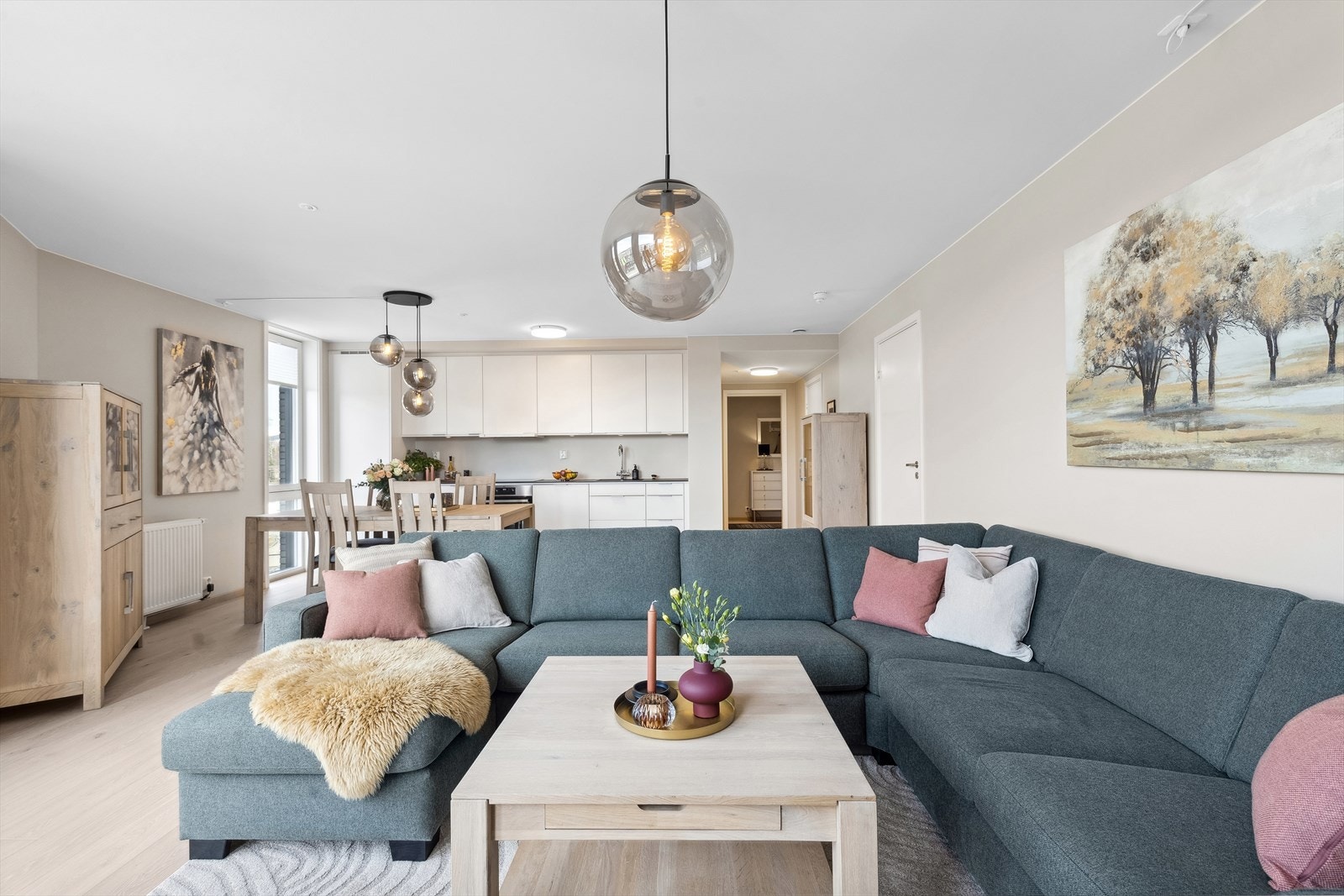 Leiligheten byr på en herlig stue som gir deg følelsen av enkel innredning. Den åpne planløsningen mellom stue og kjøkken legger til rette for sosiale samlinger og det daglige livet. Galleribilde