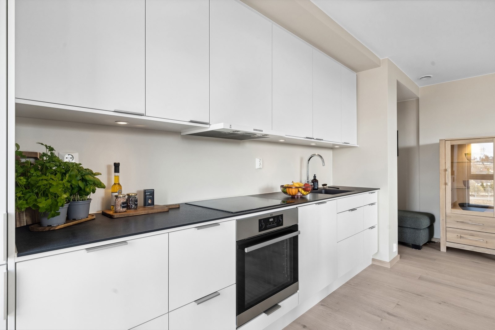 Alle dine kjøkkenbehov er dekket med en integrert platetopp, komfyr, kjøleskap med fryser, og oppvaskmaskin. Galleribilde