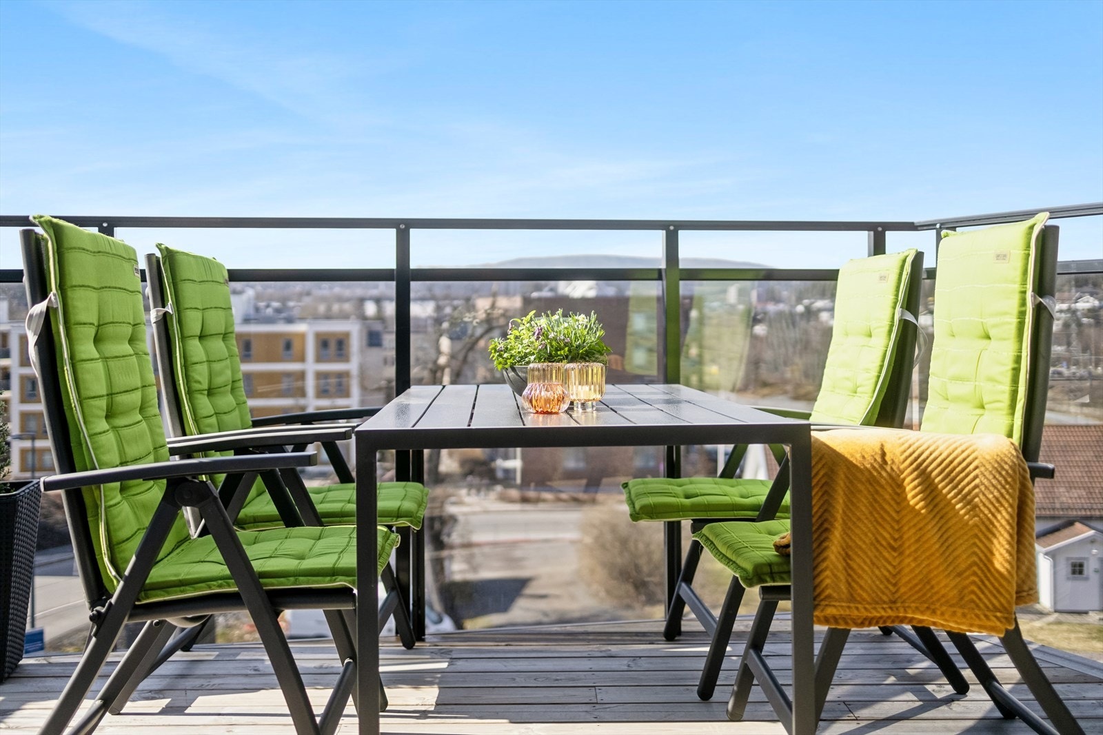 Fra stuen har du direkte utgang til en romslig balkong på omtrent 8,5 kvadratmeter. Galleribilde