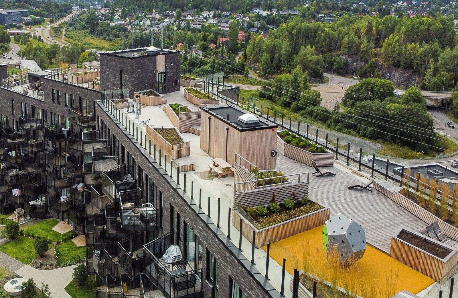 I tillegg har seksjonseierne tilgang til en fantastisk felles takterrasse som virkelig setter prikken over i-en. Denne takterrassen er et høydepunkt for beboerne, og tilbyr en enestående mulighet til å nyte utsikten og det pulserende bylivet nedenfor. Galleribilde