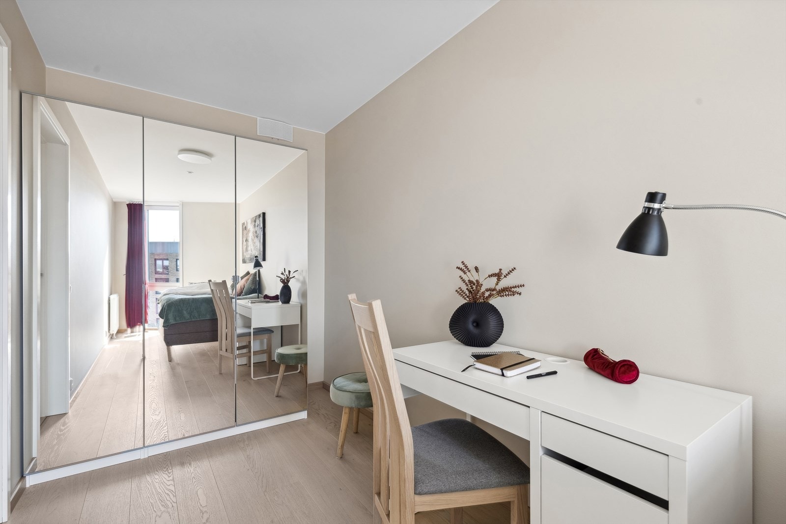 Innredet med garderobeskap med speilfronter god plass til lagring av tøy og diverse. Galleribilde