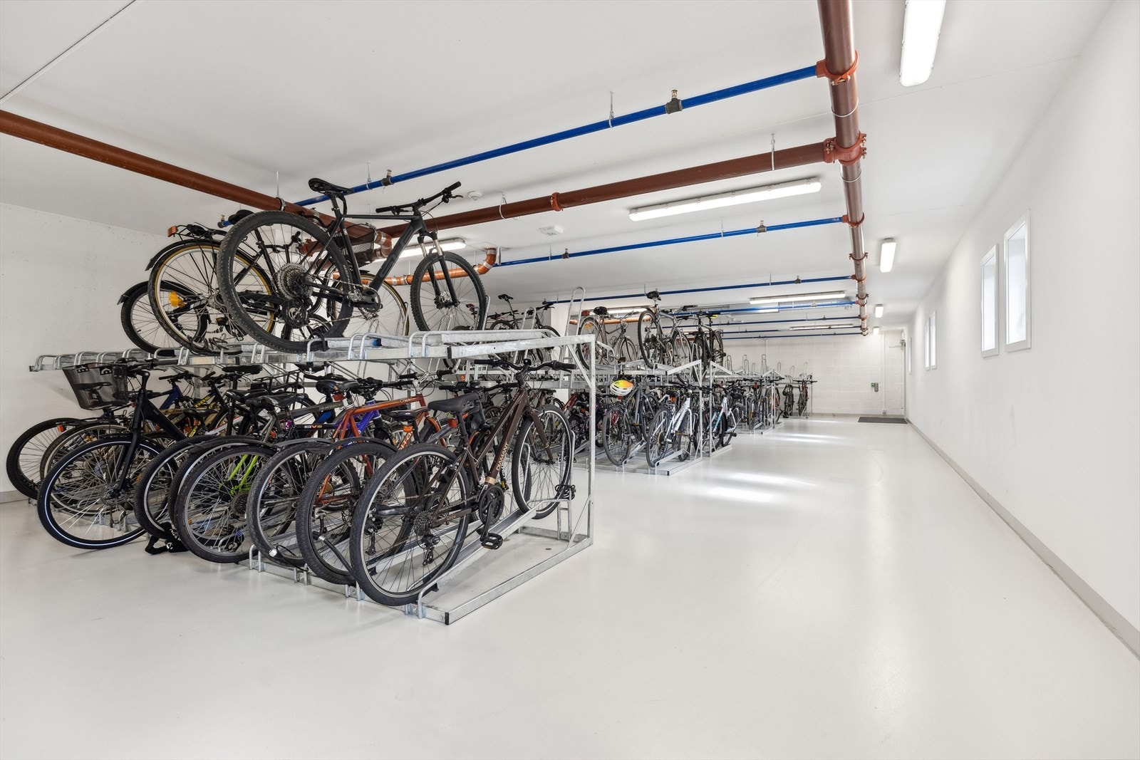 I tillegg har hver seksjonseier tilgang til praktiske fellesfasiliteter som sykkelbod og smørebod. Galleribilde