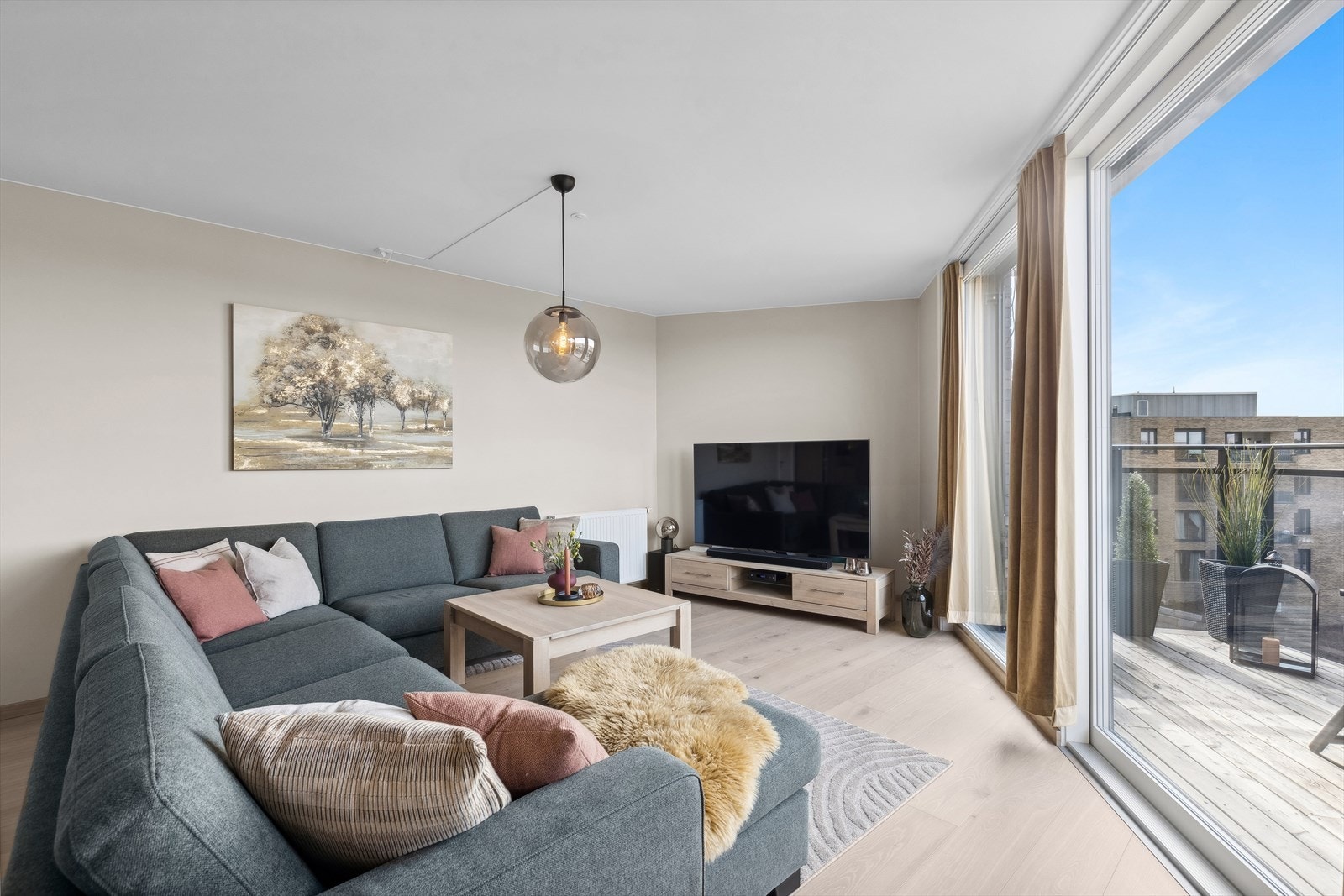 Godt med plass til både TV-hjørne, spiseplass og en komfortabel sofagruppe. Galleribilde