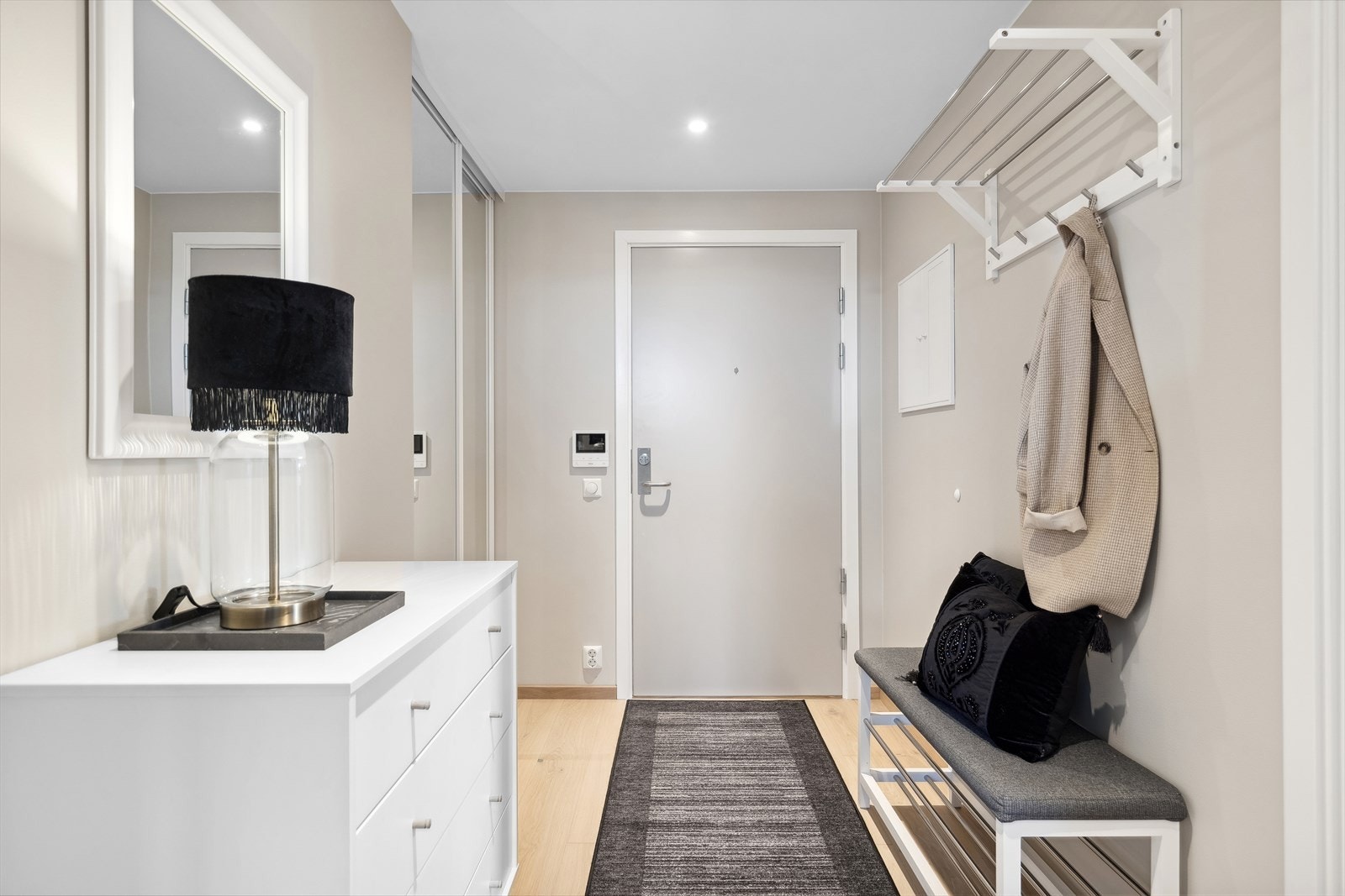 Du blir ønsket velkommen inn i en imponerende entre, opplyst av delikate downlights og med rikelig med plass til å henge fra seg yttertøy og sko. Galleribilde