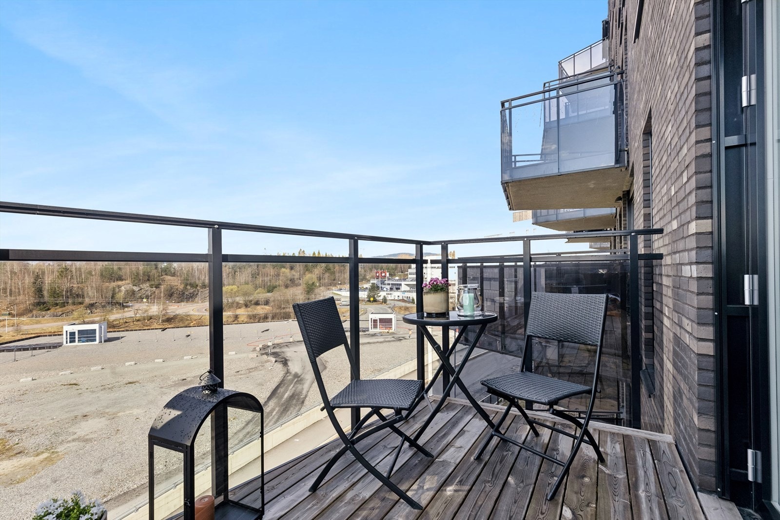 Fra hovedsoverommet har du direkte utgang til en sjarmerende balkong på omtrent 4,5 kvadratmeter. Her er det plass til en mindre sittegruppe med tilhørende møbler, perfekt for rolige stunder. Galleribilde