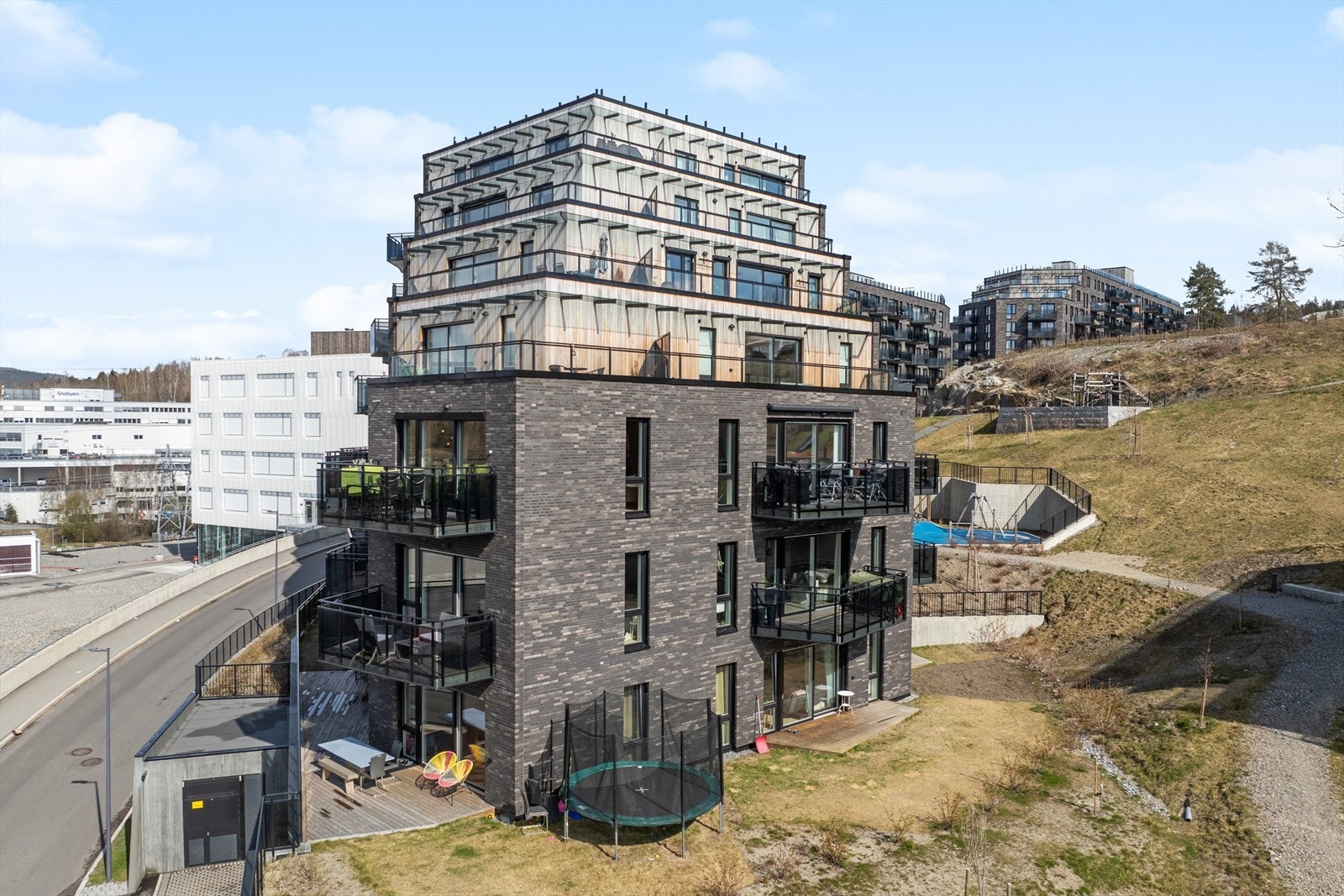 Området har umiddelbar nærhet til Lørenskog togstasjon med Oslo-takst på billettpriser, flotte rekreasjonsområder og et rikt utvalg av fasiliteter og servicetilbud. Galleribilde