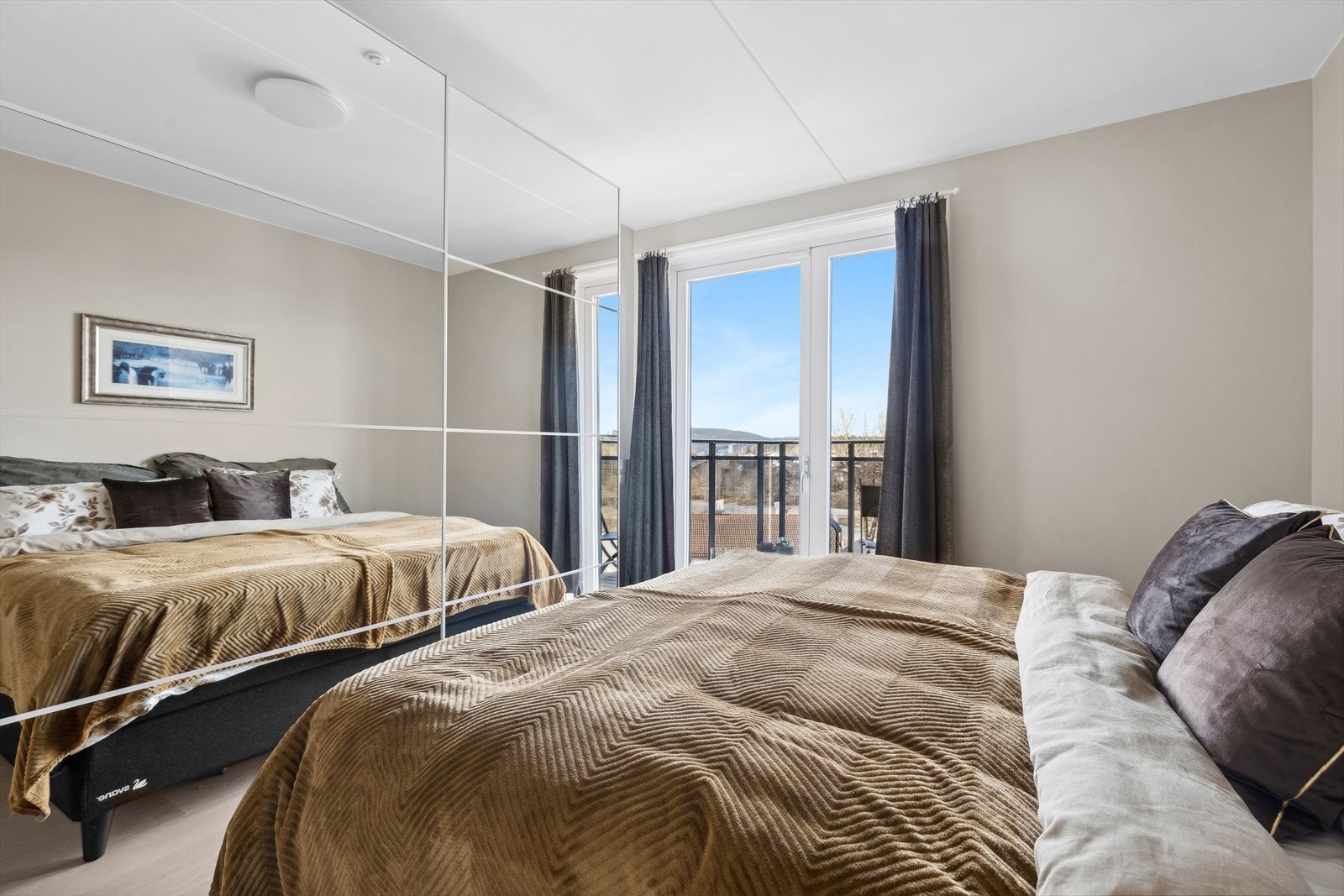 Hovedsoverommet er smakfullt innredet med en komfortabel dobbeltseng, nattbord og en praktisk skyvedørsgarderobe som gir god lagringsplass til klærne dine. Galleribilde