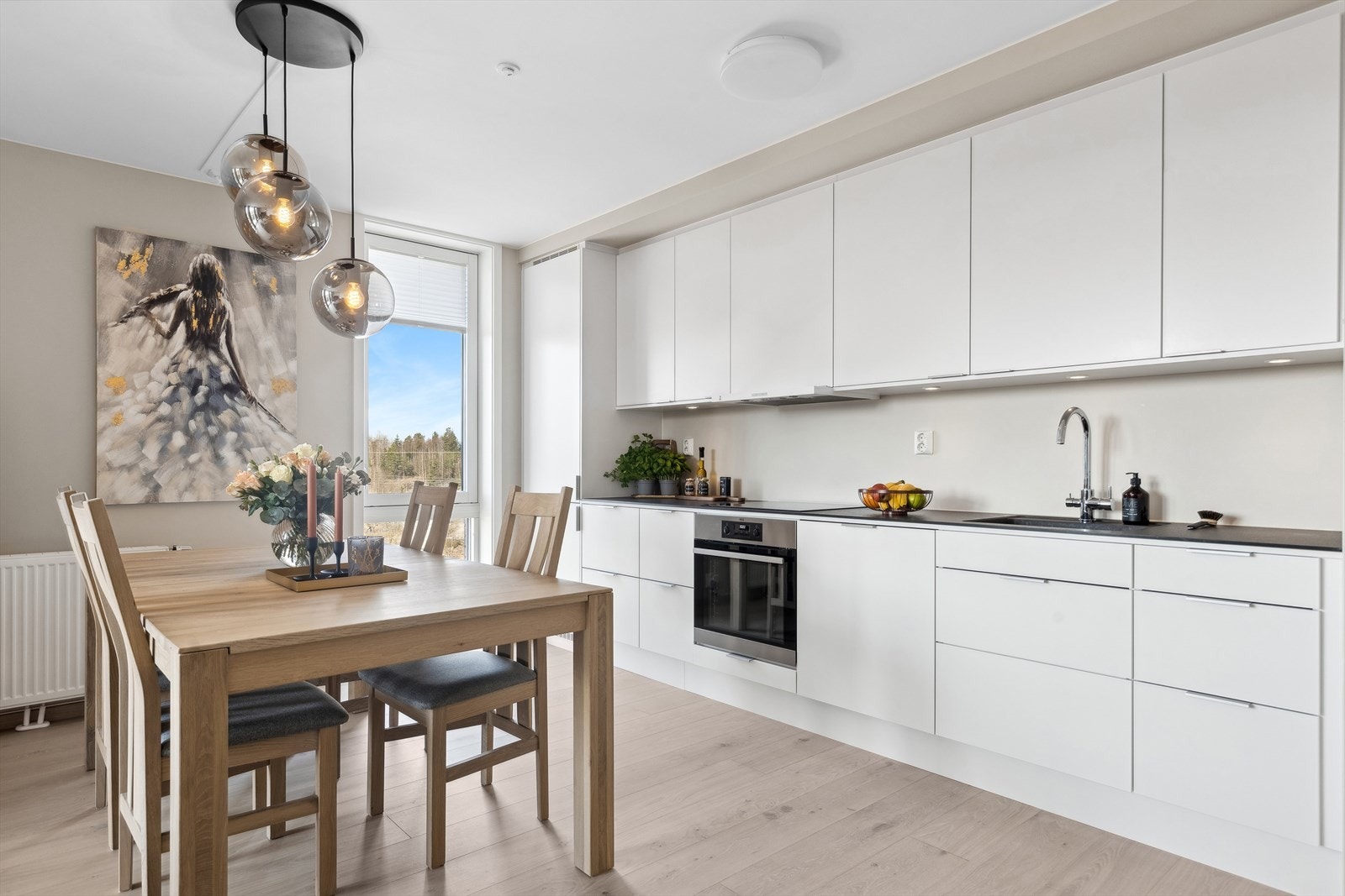 Leiligheten har et moderne kjøkken, utstyrt med både benk- og overskap som har elegante, slette fronter, og en slitesterk benkeplate av laminat. Galleribilde