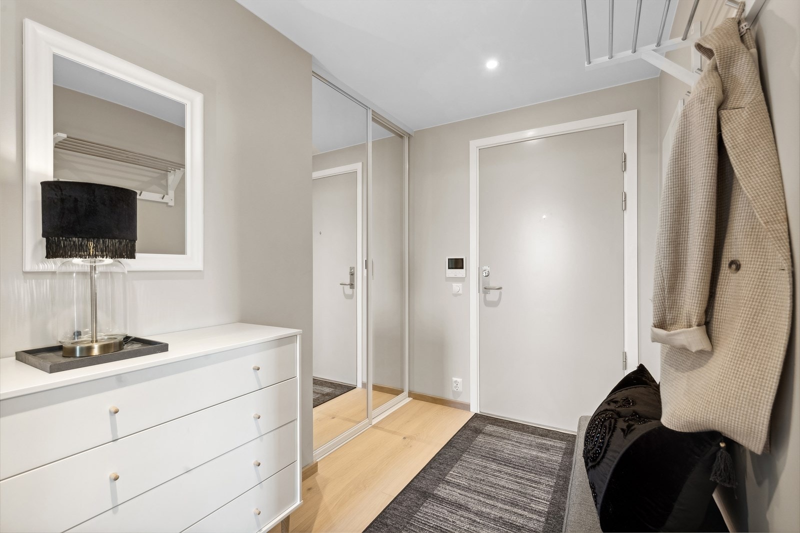Entreen er smakfullt innredet med en praktisk og romslig skyvedørsgarderobe som gir enda mer plass til både oppbevaring av klær og diverse eiendeler. Så stig inn, og føl deg hjemme! Galleribilde