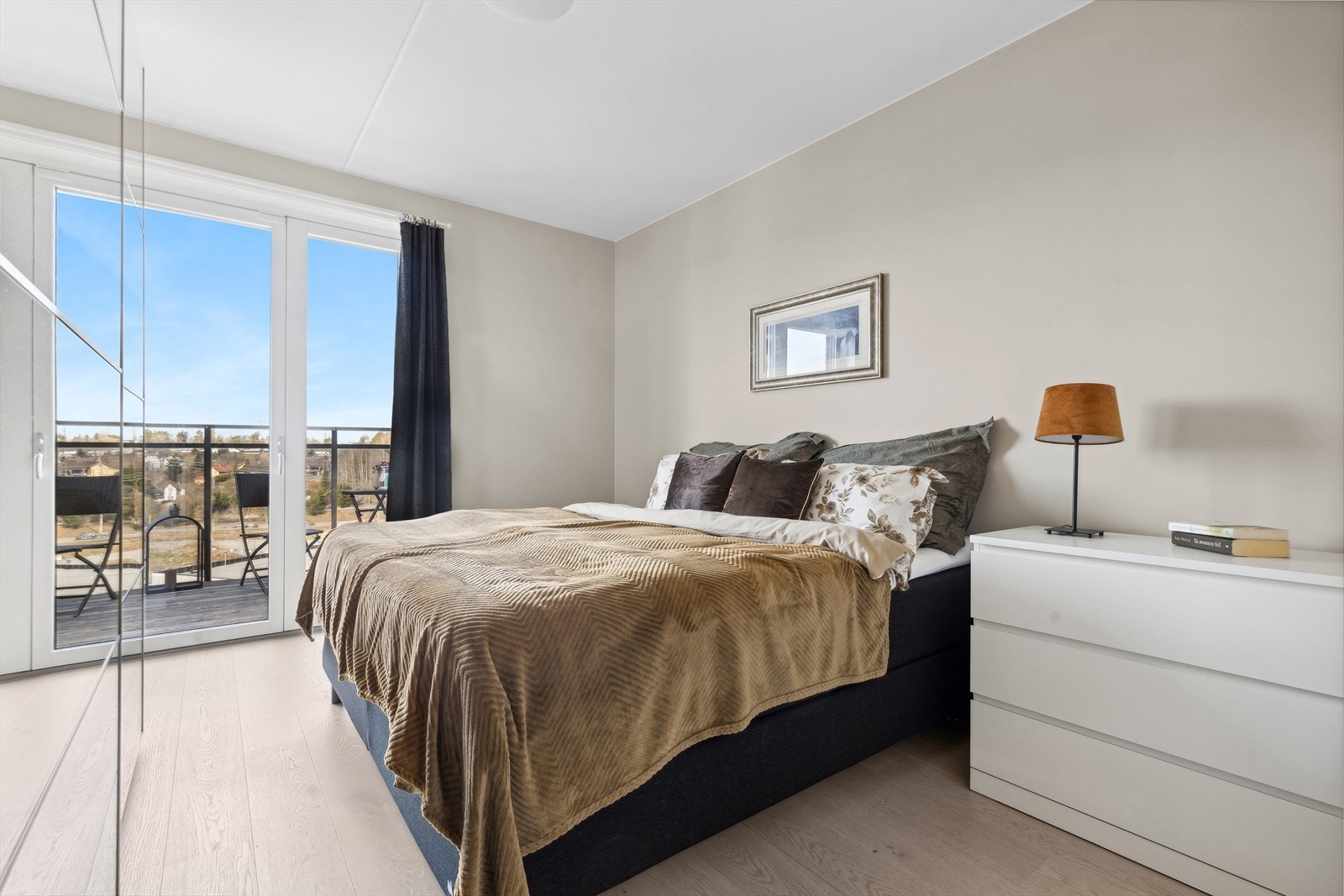 Leiligheten tilbyr tre romslige soverom med god plass til seng og annet nødvendig møblement. Galleribilde