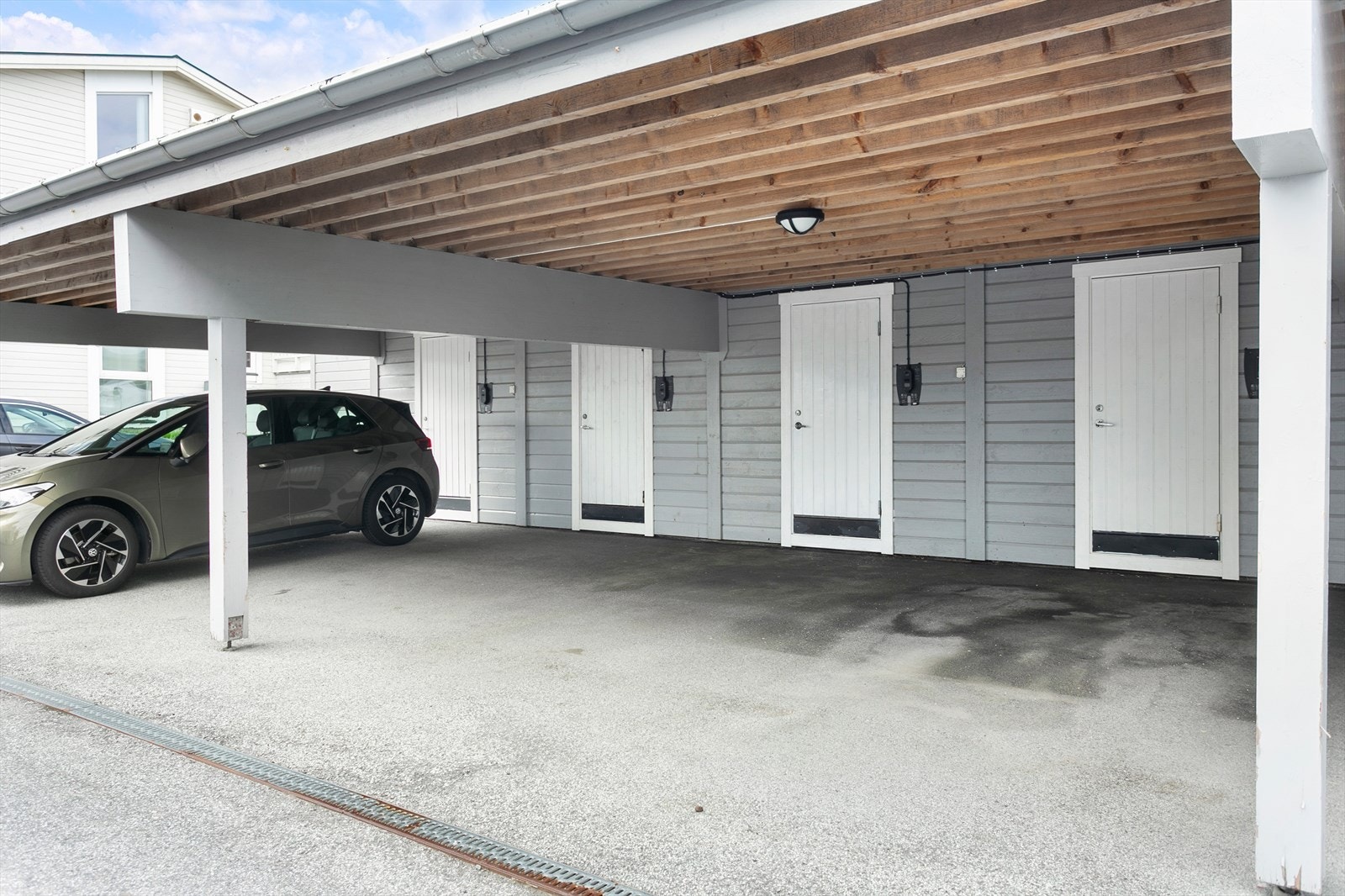 Carport med el-billader Galleribilde