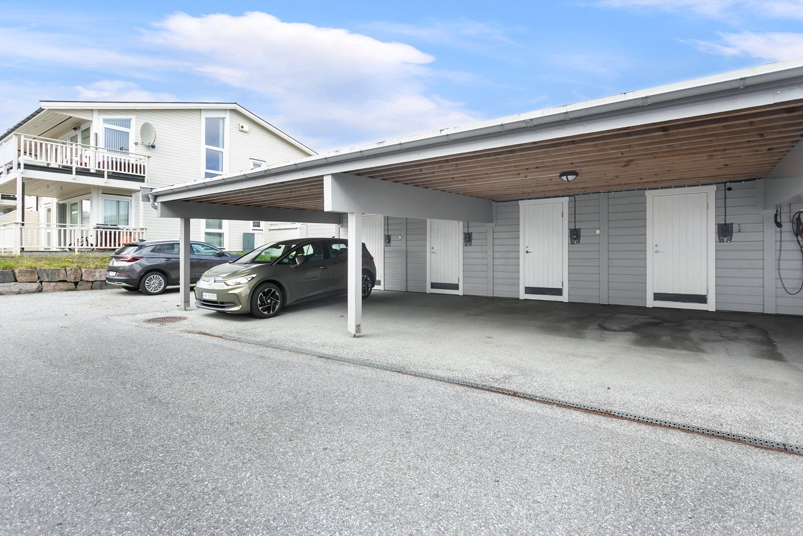 Carport med el-billader Galleribilde