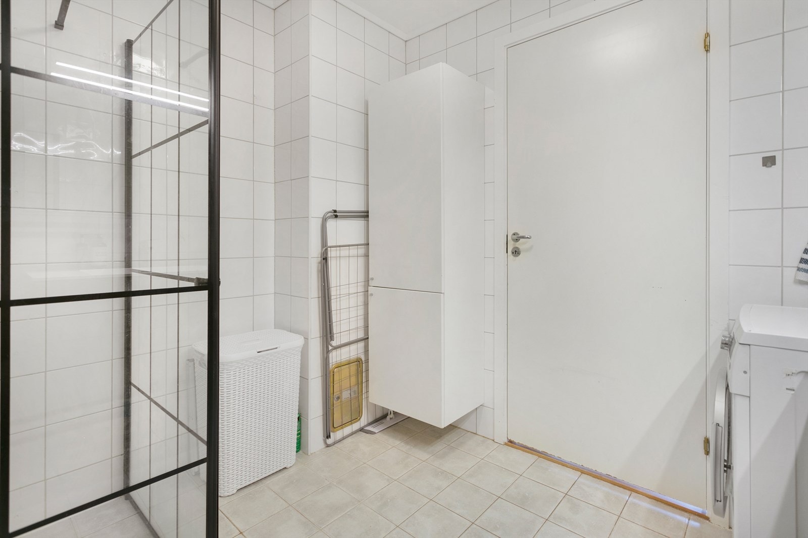 Pent og tidløst bad med fliser på gulv og vegg. Nyere innredning. Galleribilde