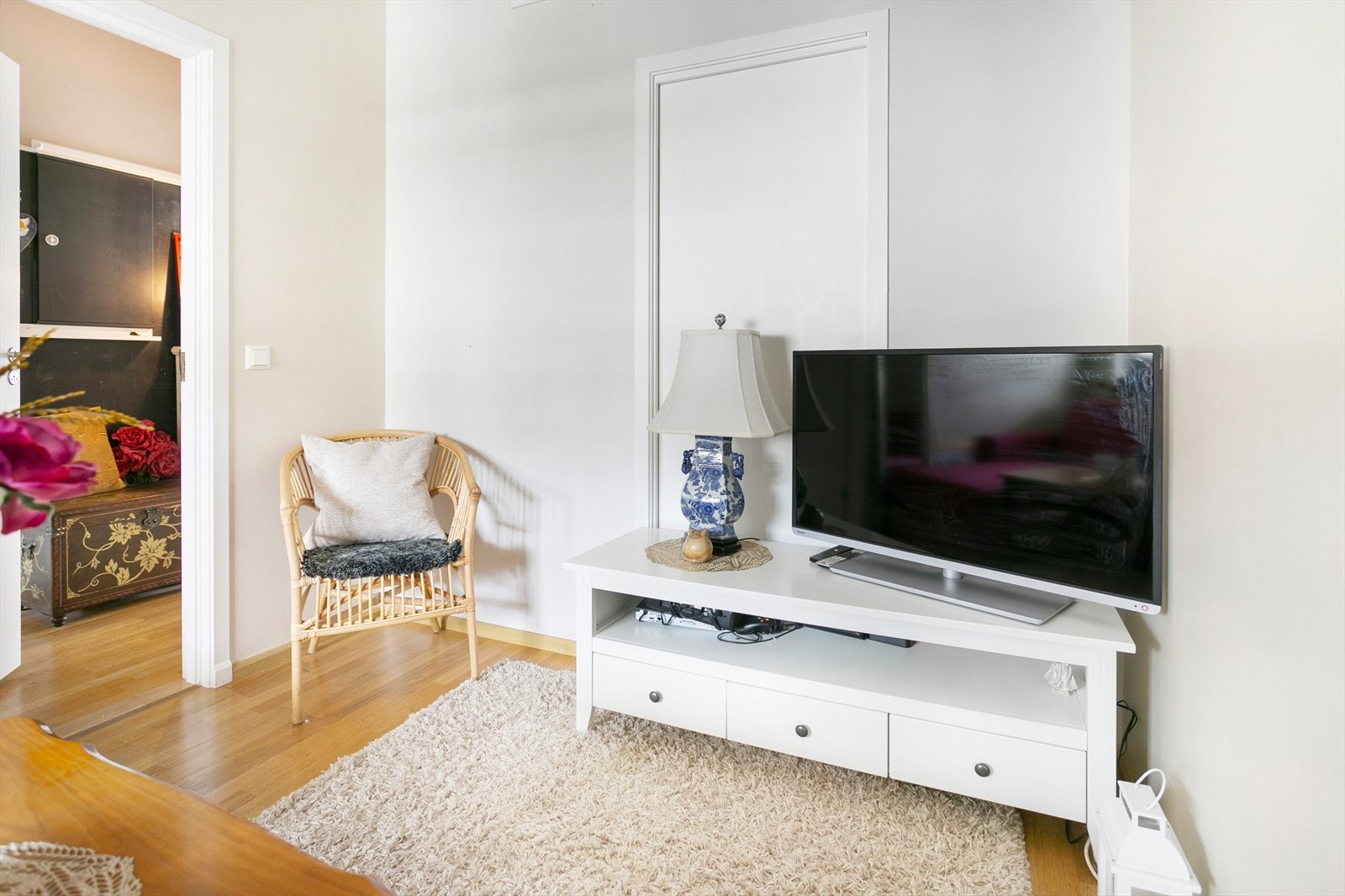 Soverom 2 er her innredet som TV-stue, og har hems med svært god oppbevaringsplass. Galleribilde