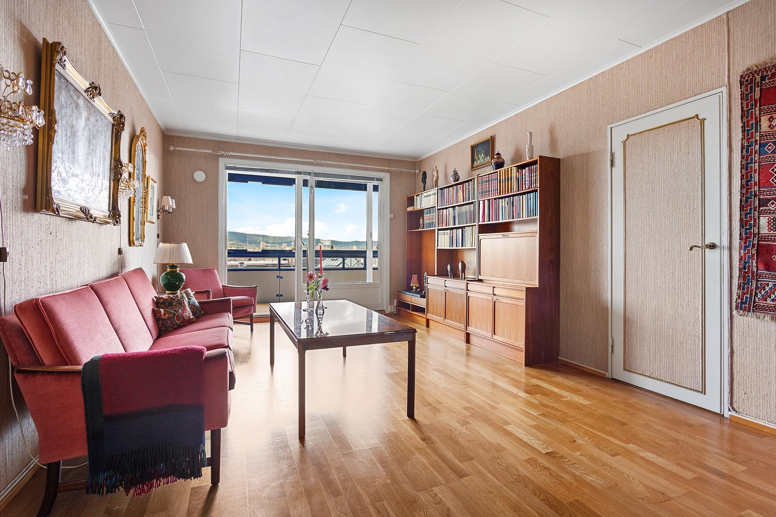 Romslig stue med plass til sofa- og medieløsninger samt eget spisebord. Galleribilde