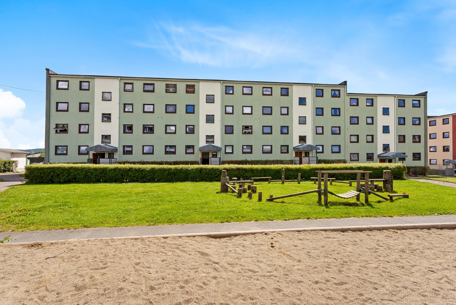 Frodige grøntarealer inne i gårdsrommet. Det er gode muligheter for leie av p-plass, og hver leilighet får utlevert gjesteparkeringskort. Galleribilde