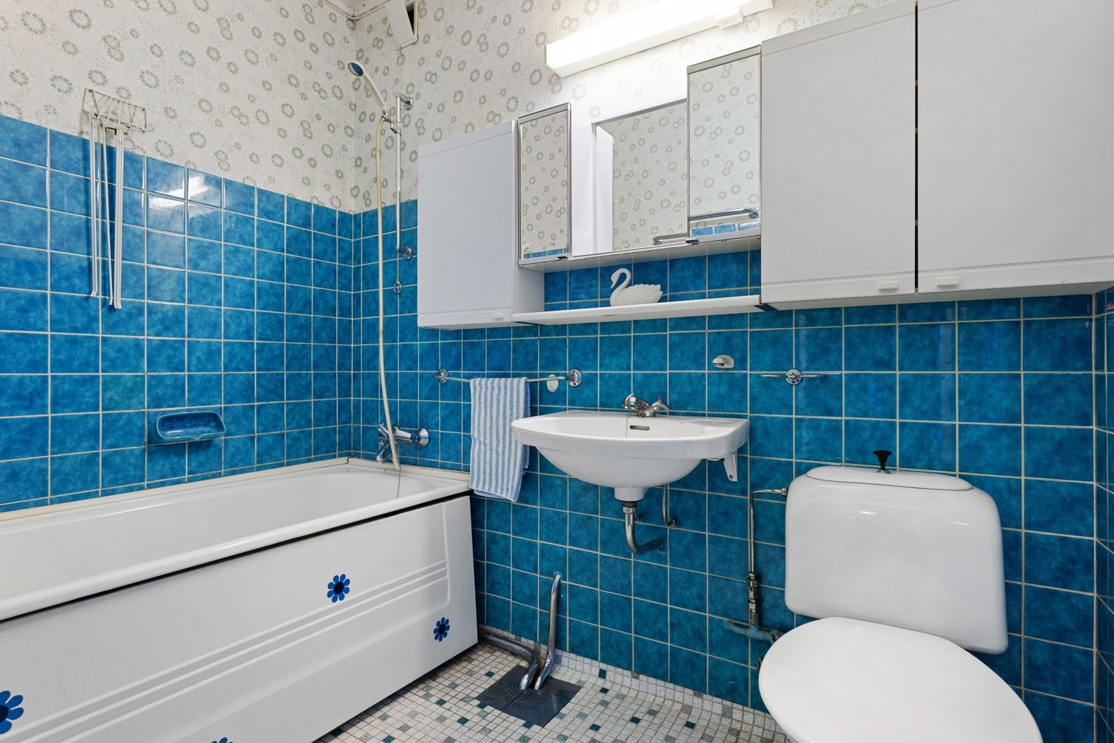 Badet fremstår som eldre men er dog veldig funksjonelt med mosaikkfliser på gulv og standard fliser på vegg. Galleribilde