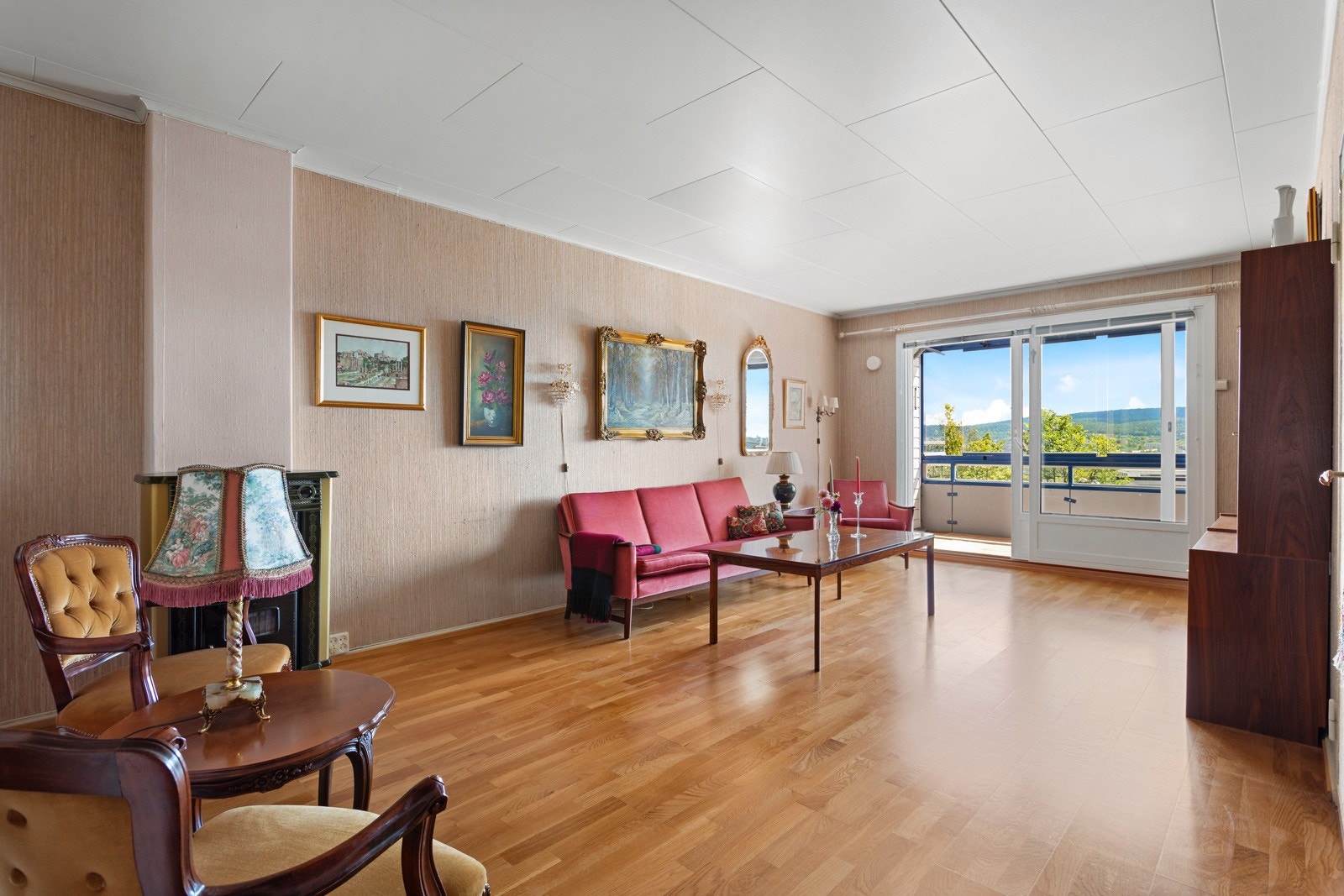 Rikelig med vindusflater slipper inn det naturlige lyset og gjør leiligheten lys og luftig. Galleribilde