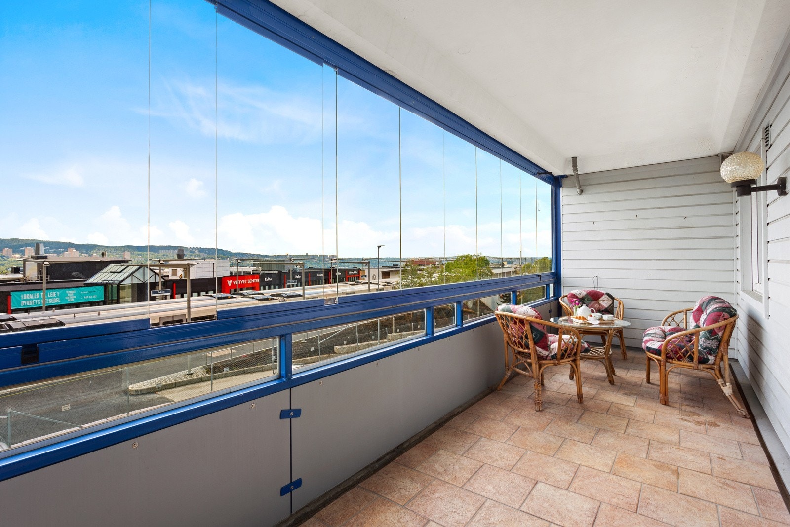 Den herlige, innglassede balkongen vil du sette stor pris på, på varme sommerdager. Innglasseringen gjør at rommet oppleves som en forlengelse av stuen. Galleribilde