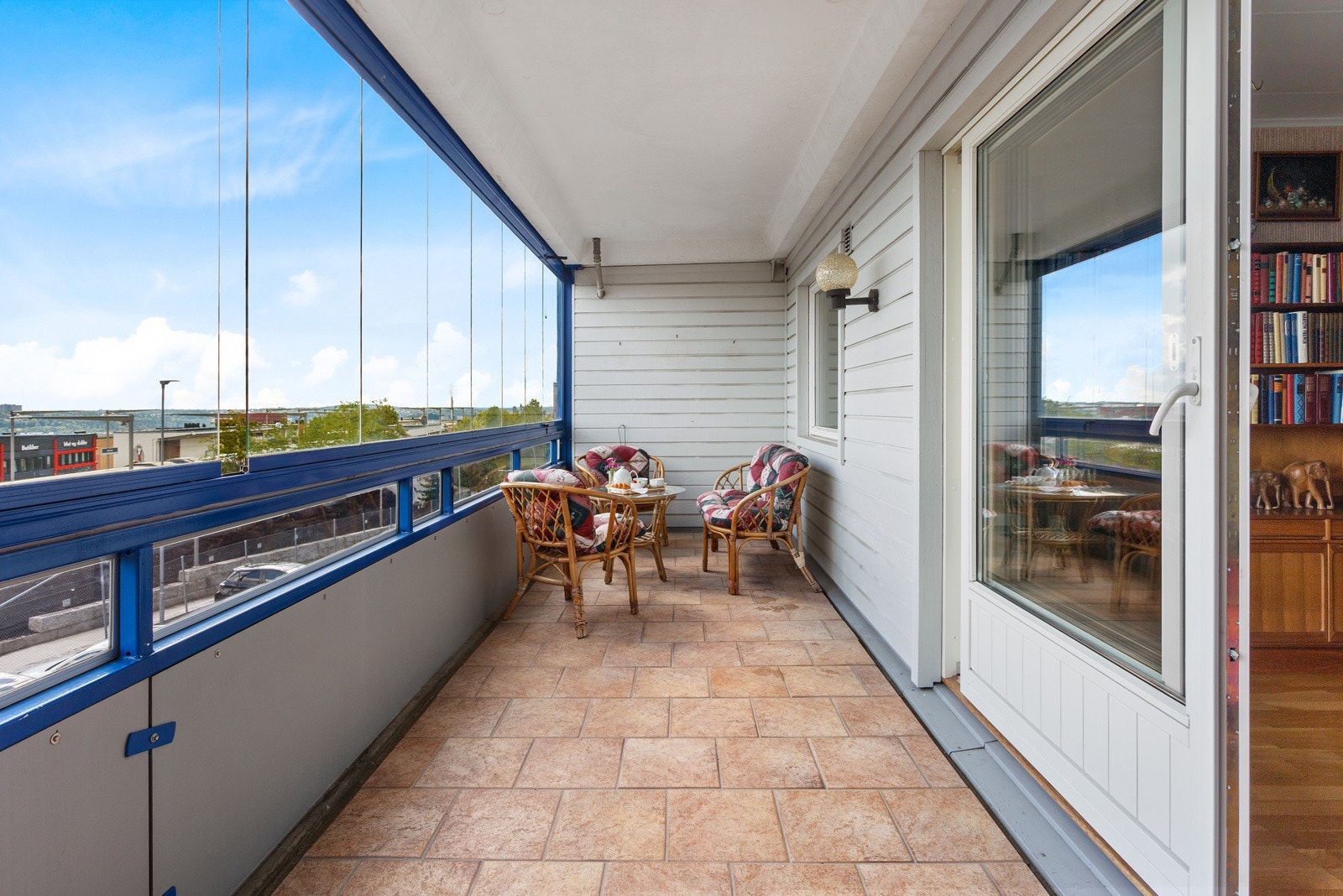 Her er det god plass til utemøblement og grill da plassen måler hele 12 kvm. Flislagt dekke. Galleribilde