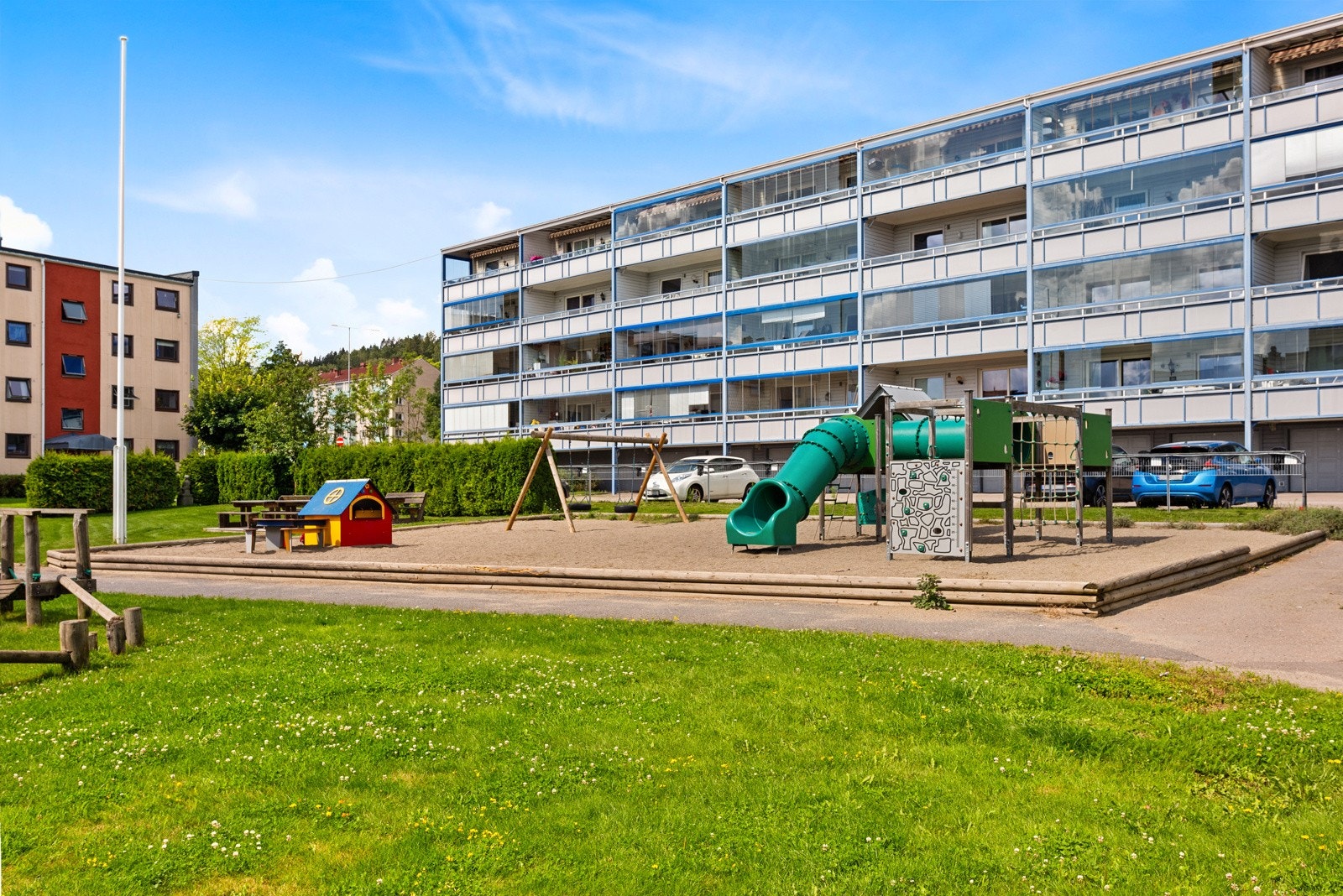 Borettslaget er hyggelig og veldrevet og har et godt opparbeidet gårdsrom med lekestativer, sittegrupper mm. Galleribilde