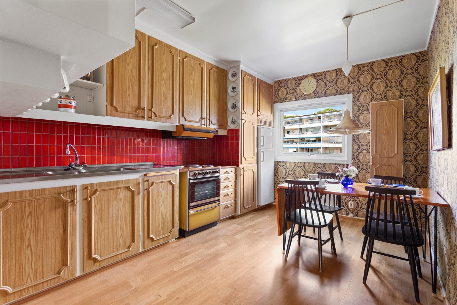 Kjøkkenet ligger adskilt fra stuen og har en romslig løsning med god plass til eget spisebord. Galleribilde