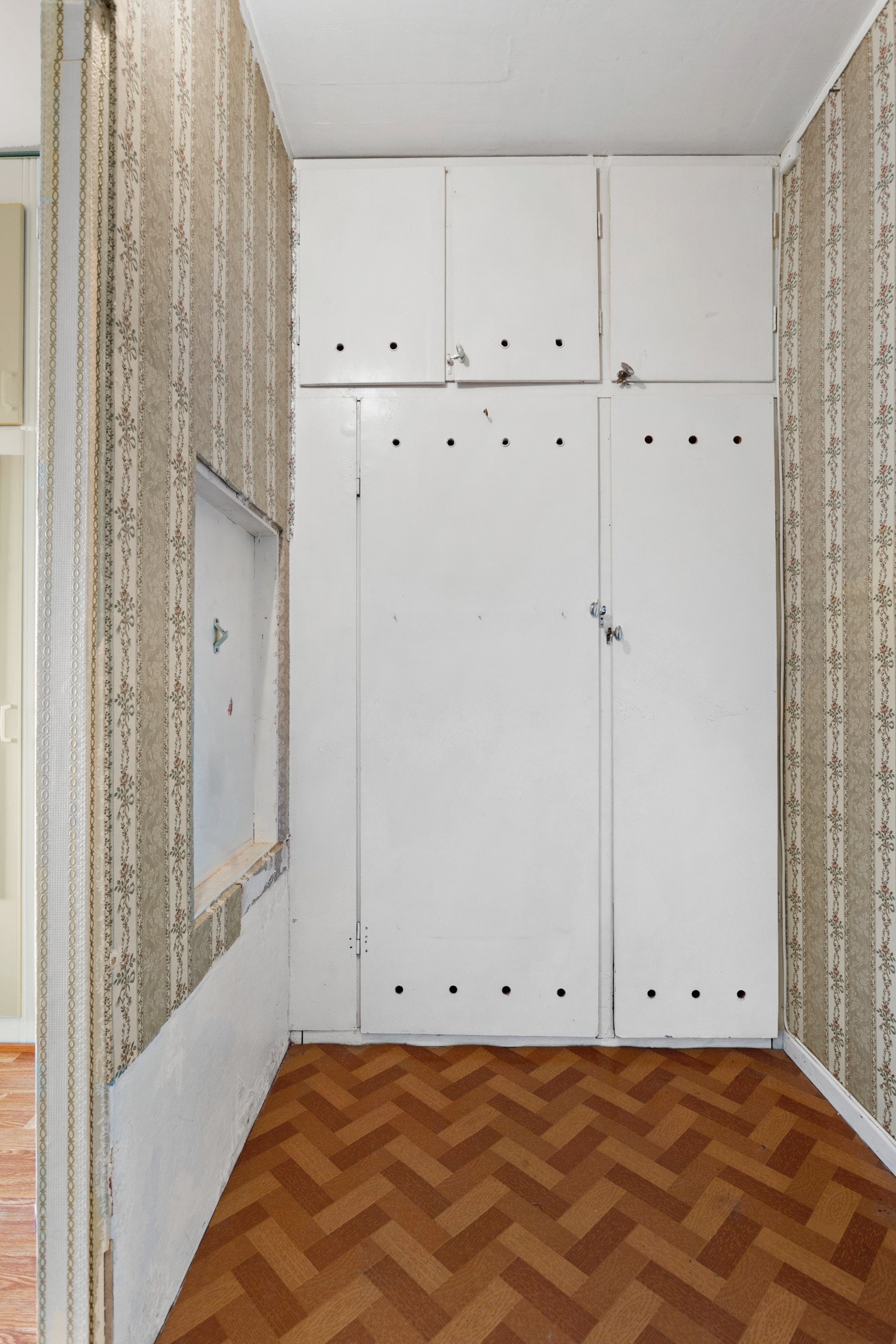 Fra det ene soverommet har du tilgang til dette rommet som fungerer fint som et garderoberom eller lagringsrom. Galleribilde