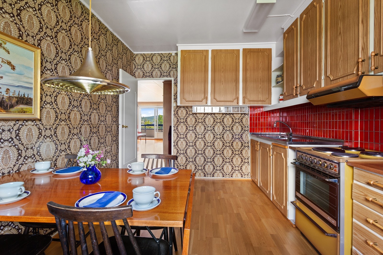 Rommet er utstyrt med eldre komfyr med platetopp og kjøl/fryseskap i egen nisjé. Galleribilde