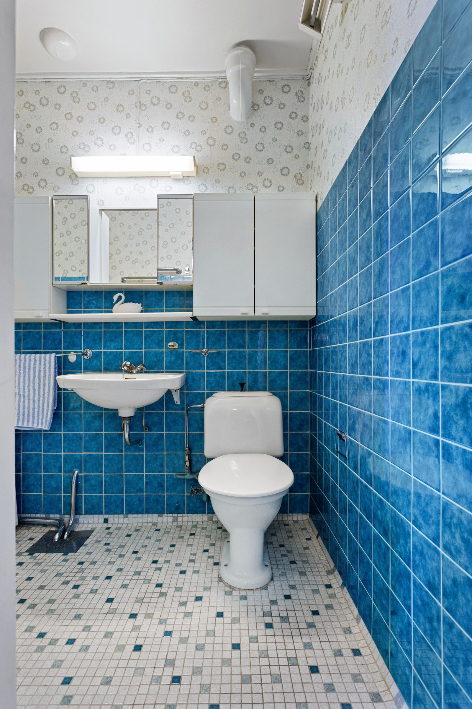 Det er av grei størrelse med plass til det du måtte trenge av baderomsutstyr og er innredet med et deilig badekar. Galleribilde