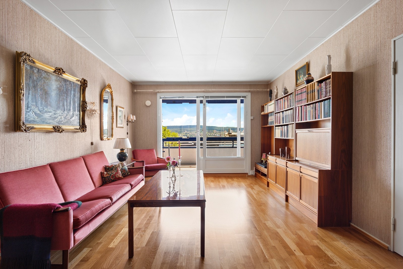 Planløsningen er god og gjennomgående som gir rikelig med naturlig lysinnslipp. Galleribilde