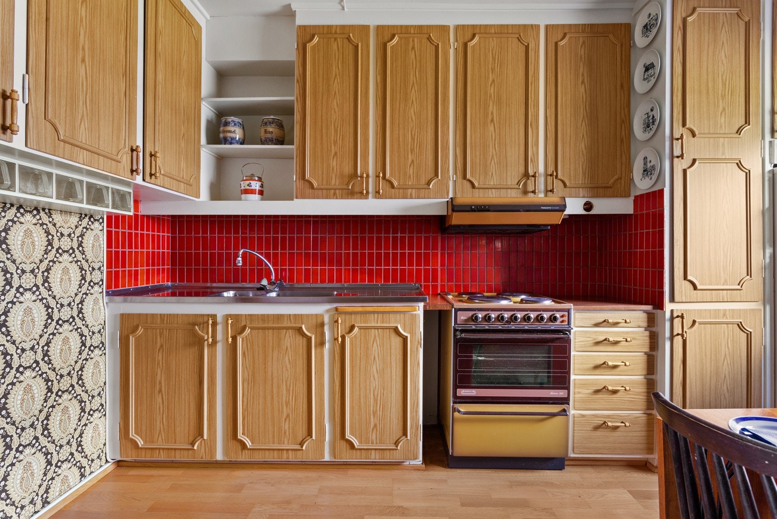 Det er godt utsyrt med benke- og skapplass, som gir deg muligheten for godt arbeidsrom under matlagingen. Et stort vindu gir rikelig med naturlig lys og gjør rommet til en hyggelig arbeidsplass Galleribilde