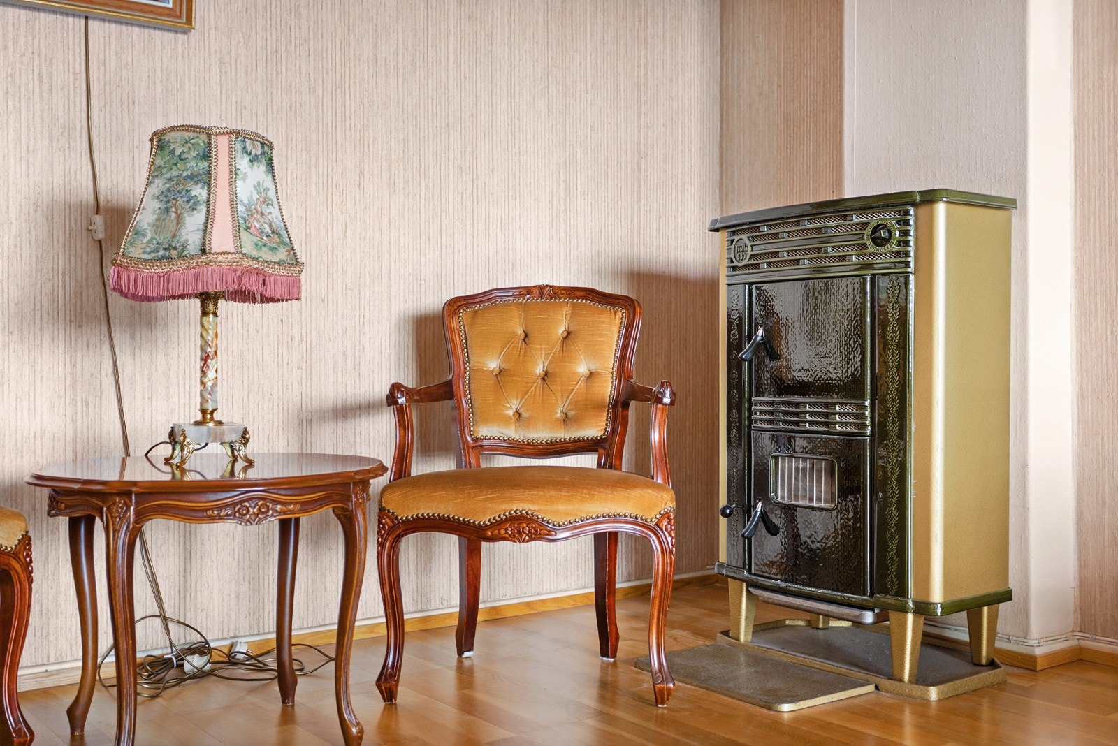 Peisovn for vedfyring er montert.Veden kan oppbevares i én av kjellerbodene som følger med. Galleribilde