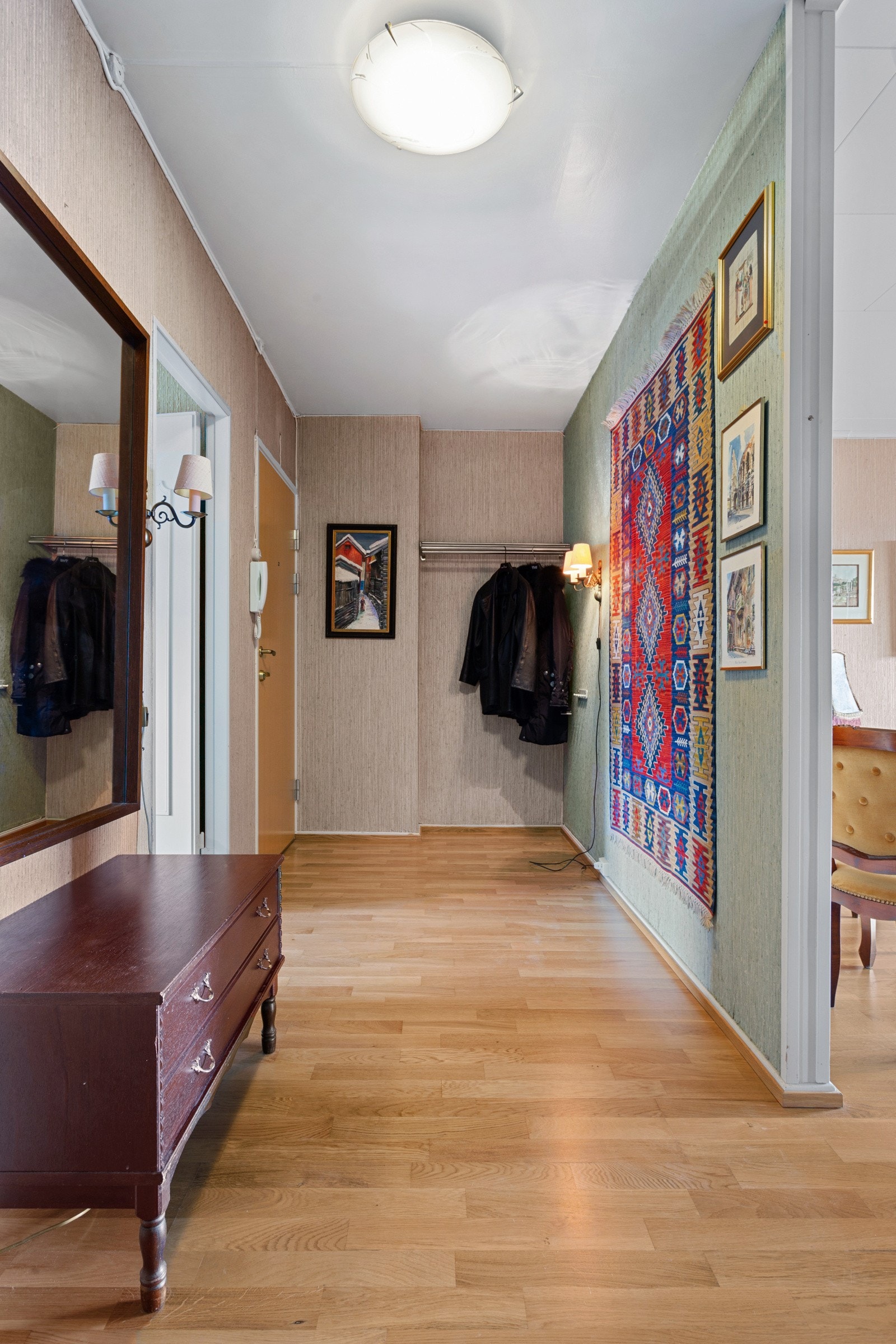 Entré med god plass til oppbevaring av ytterbekledning. Galleribilde