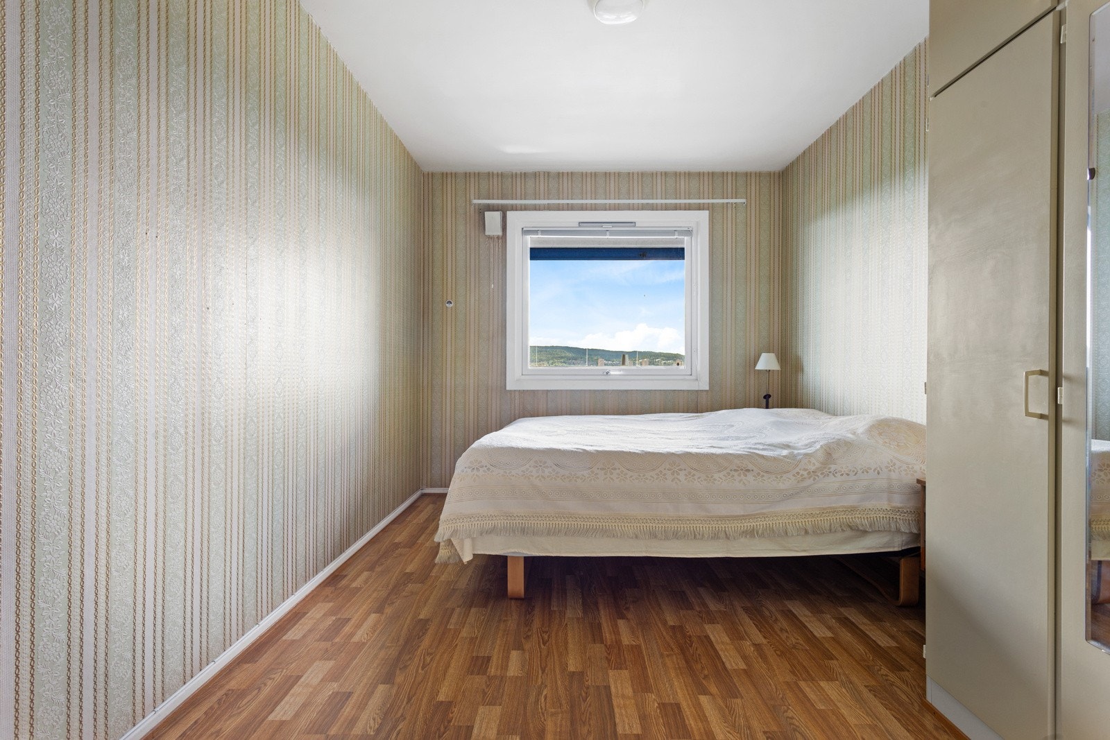 Boligen har to romslige soverom som ligger i hver sin ende. Begge rommene har plass til dobbeltseng, og det ene rommet har direkte tilgang til en innvendig bod. Galleribilde