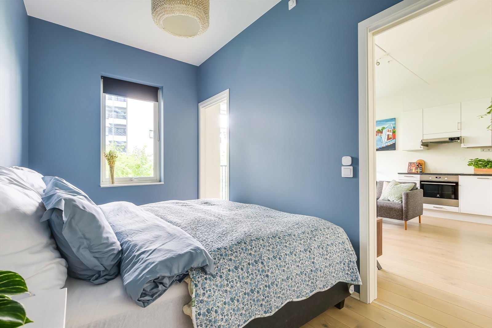 God plass til dobbeltseng, nattbord og garderobe Galleribilde